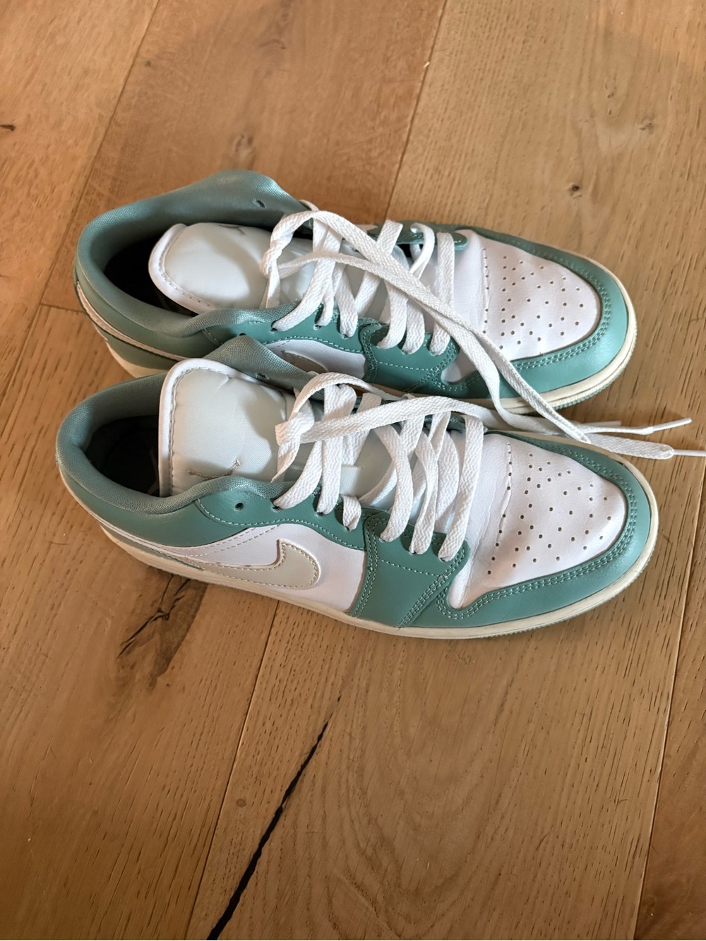 Nike Low-Top Sneakers in Teal and White - minimally worn
